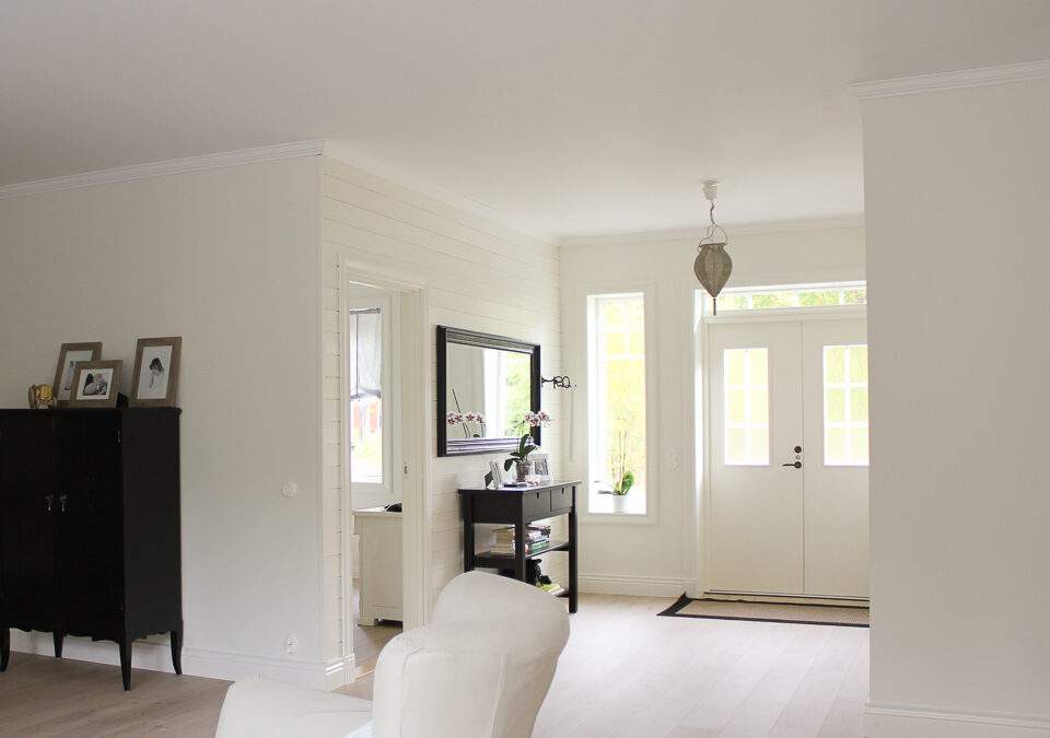 Hall med överljus ovanför dörr