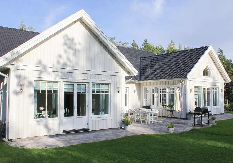 Skyddad uteplats i vinkel