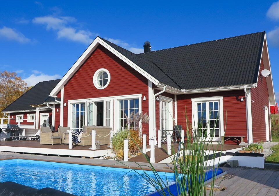 Stort trädäck nära poolen