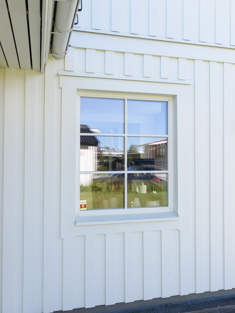 Fasaden har stående panel - Villa Varm