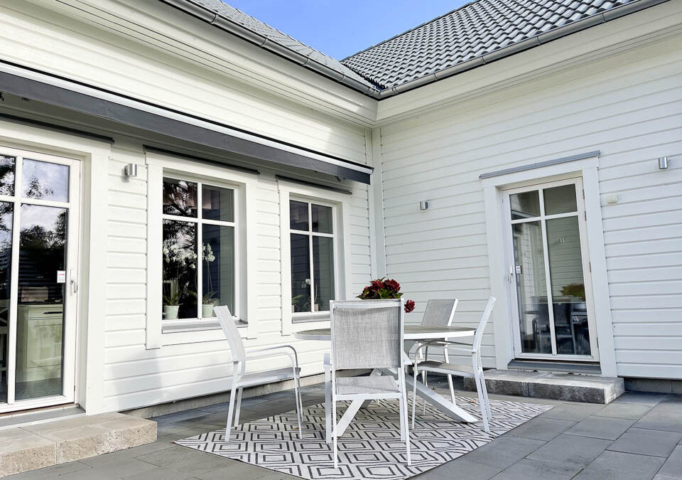 Skyddad uteplats tack vare vinkeln